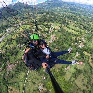 Parapente y senderismo. ¡Caminando!
